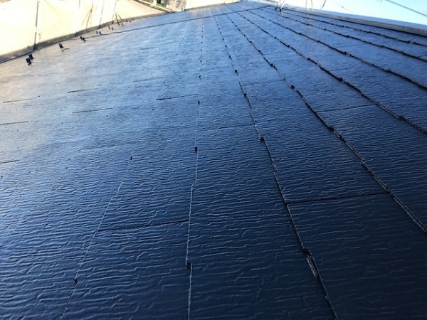 中崎邸屋根上塗り (1).jpg